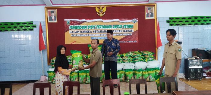 PEMBAGIAN BIBIT PERTANIAN UNTUK  PETANI 02