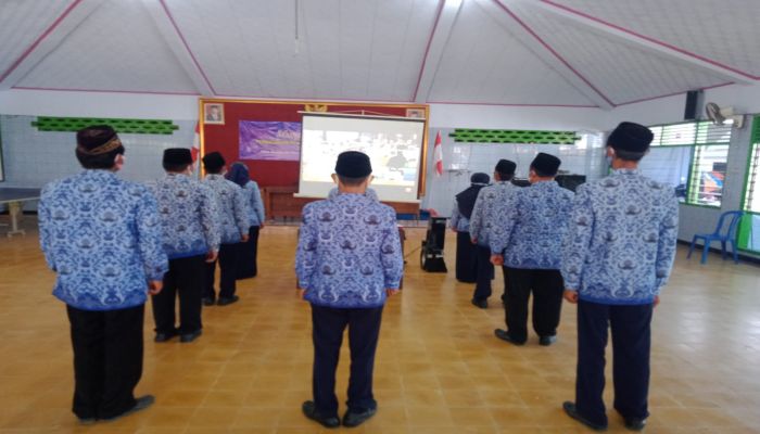 PERANGKAT DESA BANJARSARI MENGIKUTI UPACARA BENDERA HUT KE-76 RI TAHUN 2021 VIA DARING 01