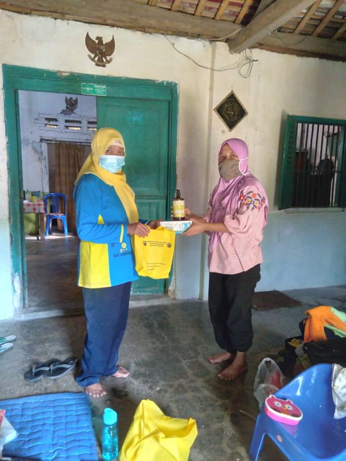 PEMBAGIAN HAND SANITIZER DAN MASKER UNTUK MASYARAKAT 02