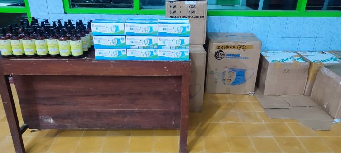 PEMBAGIAN HAND SANITIZER DAN MASKER UNTUK MASYARAKAT